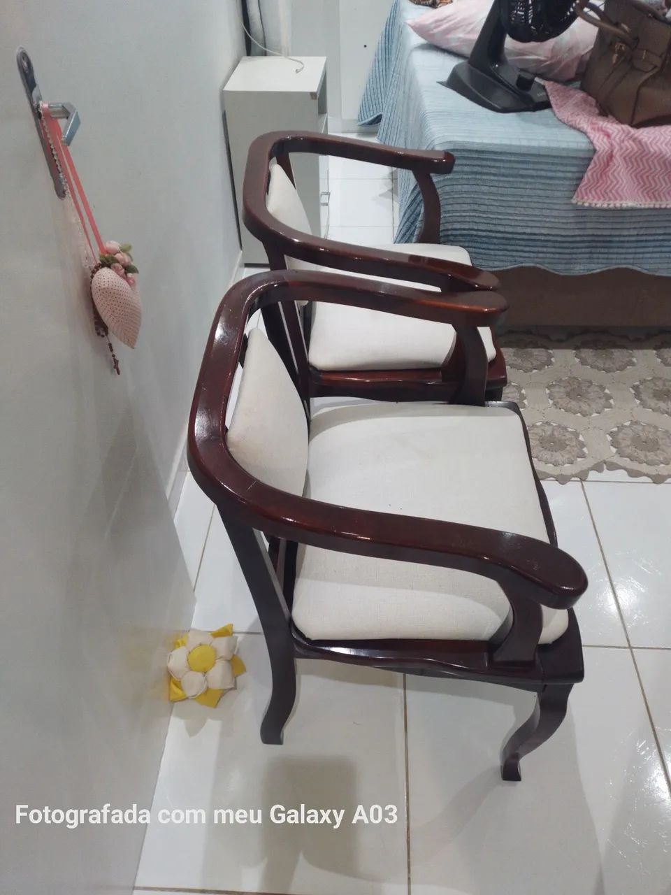 Vendo duas cadeiras madeira pura 