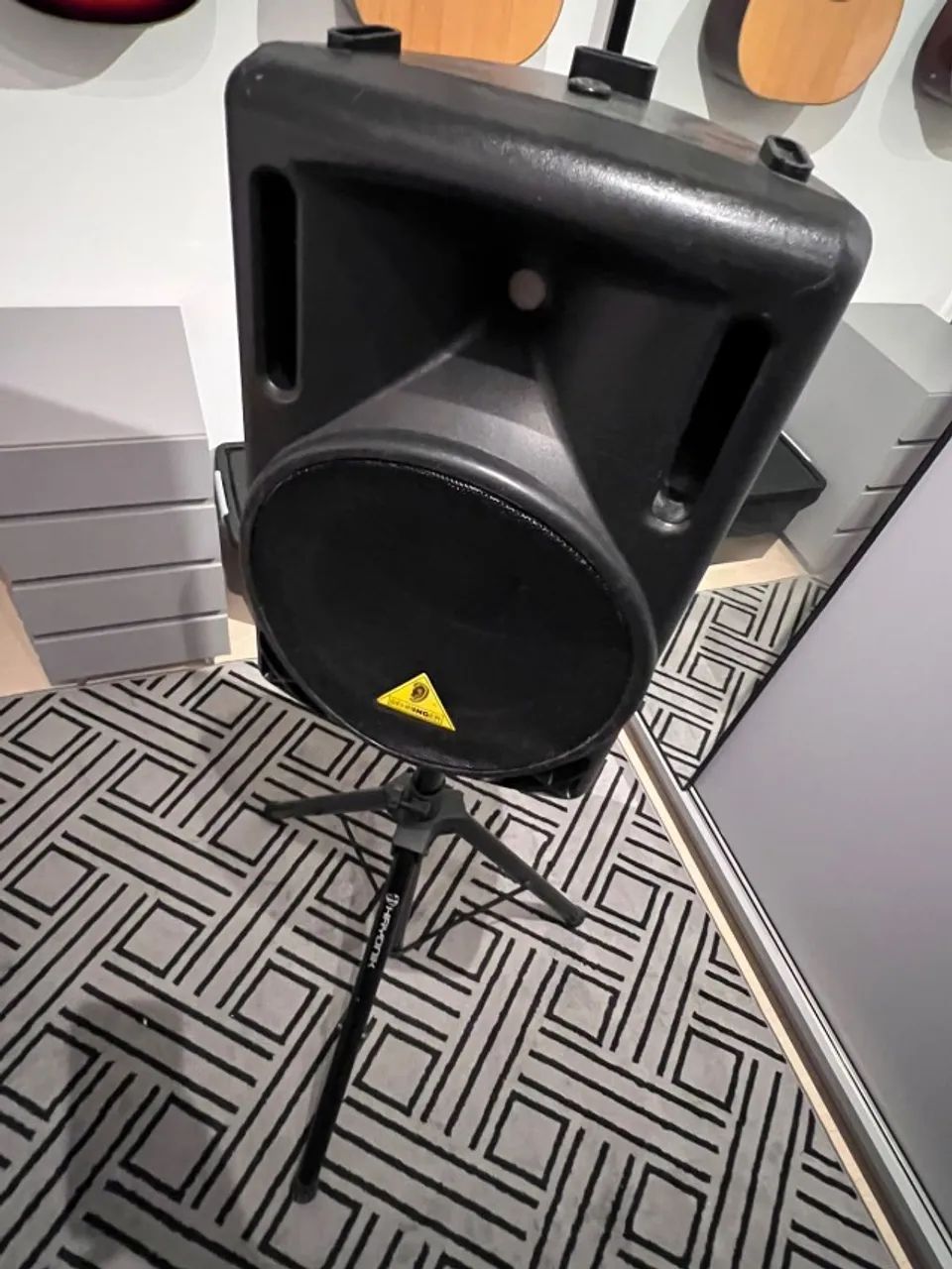 Caixa de Som Ativa Behringer + pedestal de caixa