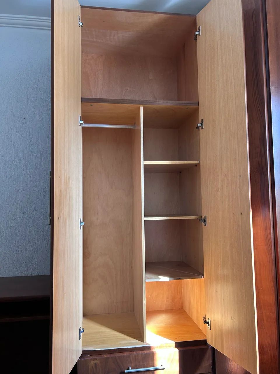 Guarda roupa de canto em madeira - Foto 3