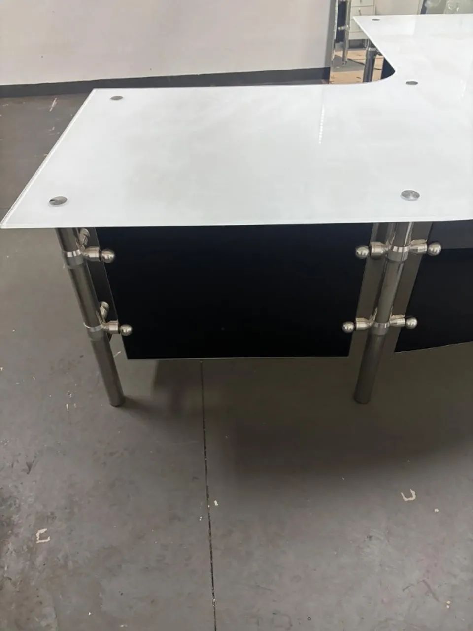 Mesa de Escritório em L com Tampo de Vidro Branco - Foto 4