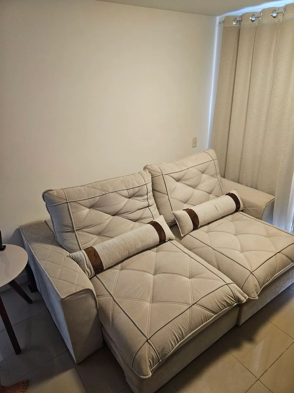Sofá molas ensacadas 4 lugares retratil e reclinável. 250cm tecido veludo cor marfim - Foto 5
