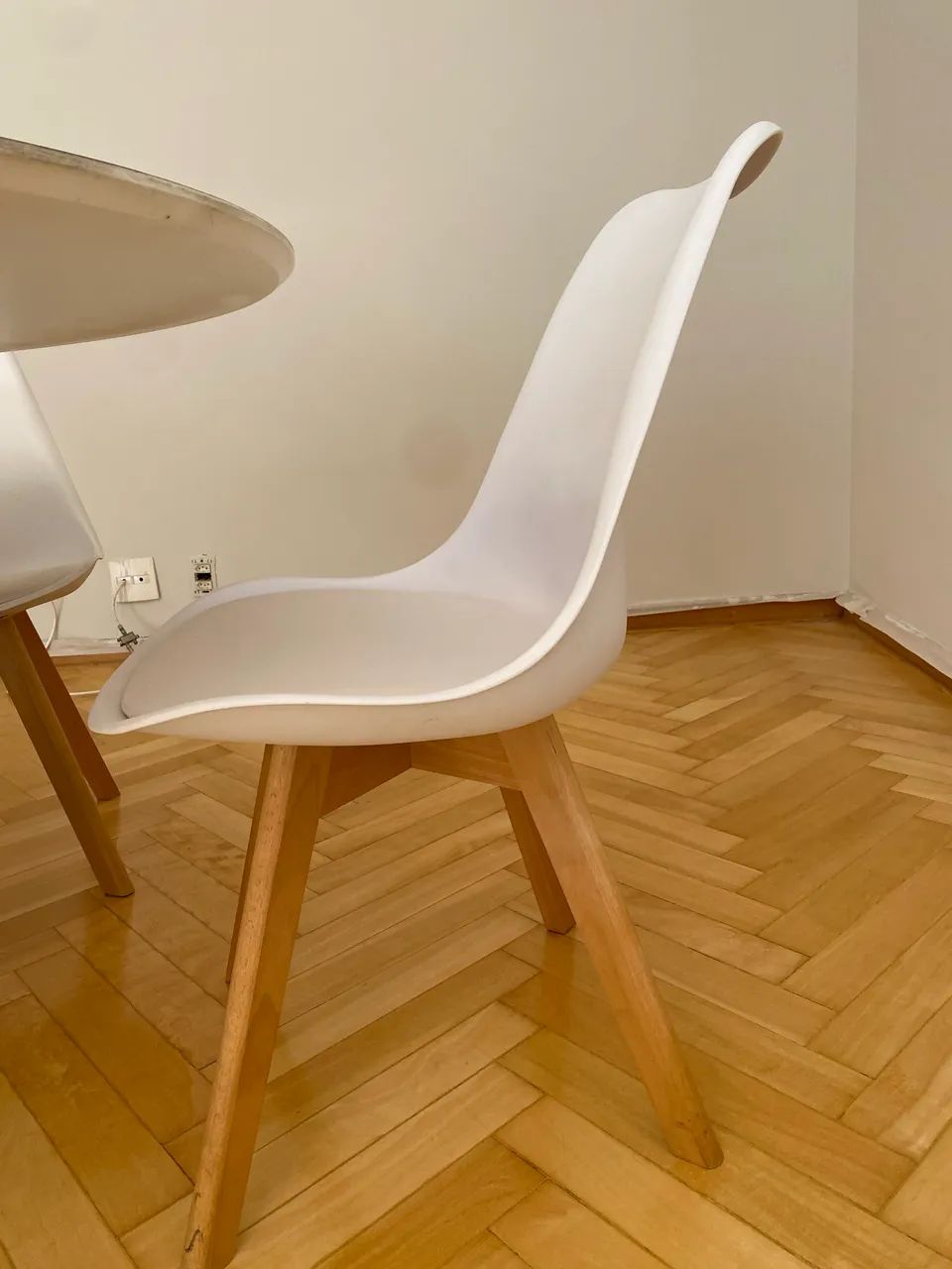 Mesa branca redonda laqueada 124 cm de diâmetro com 4 cadeiras - Foto 3