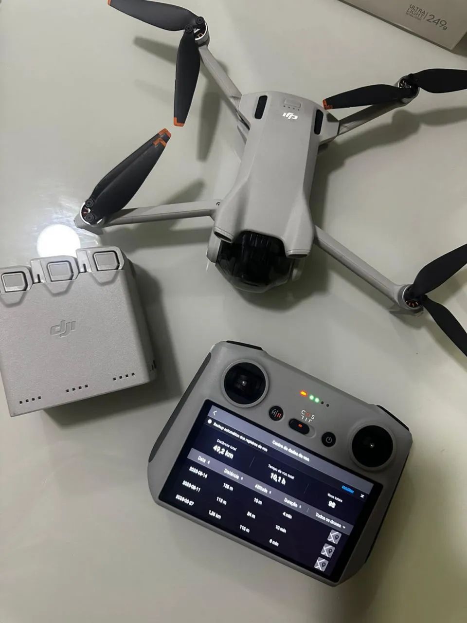 DJI Mini 3 Fly More Combo + Controle DJI RC (Tela Integrada)  