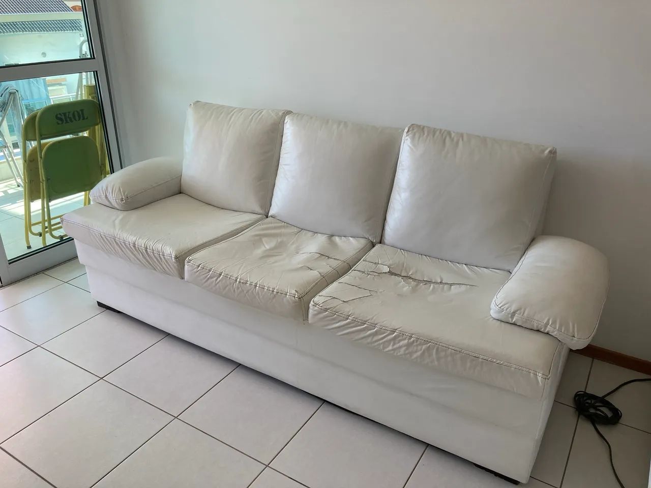 Vendo sofá de 3 lugares em corino - Foto 3