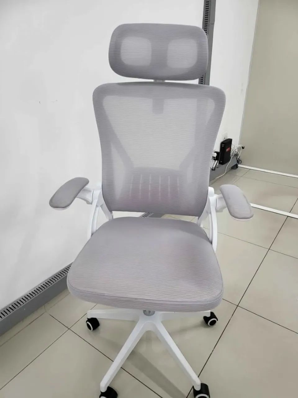 Cadeira Ergonômica Branca e Cinza Mesh com Apoio de Cabeça - Foto 3
