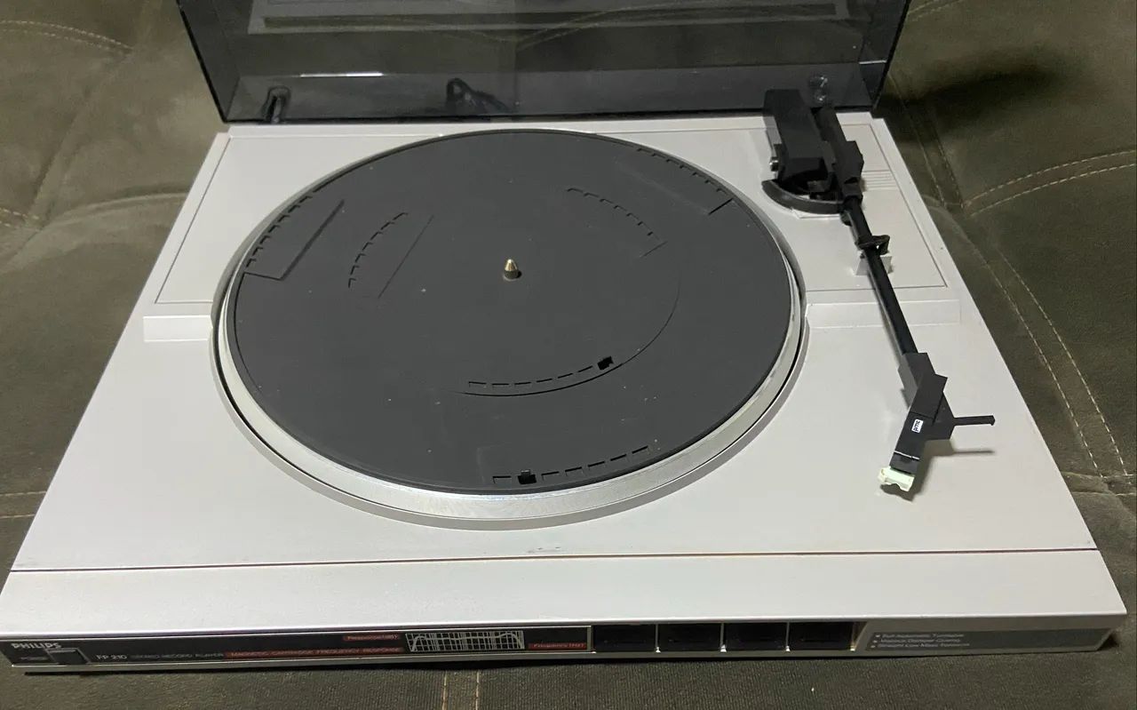 Toca discos Philips FP210 falta agulha. 