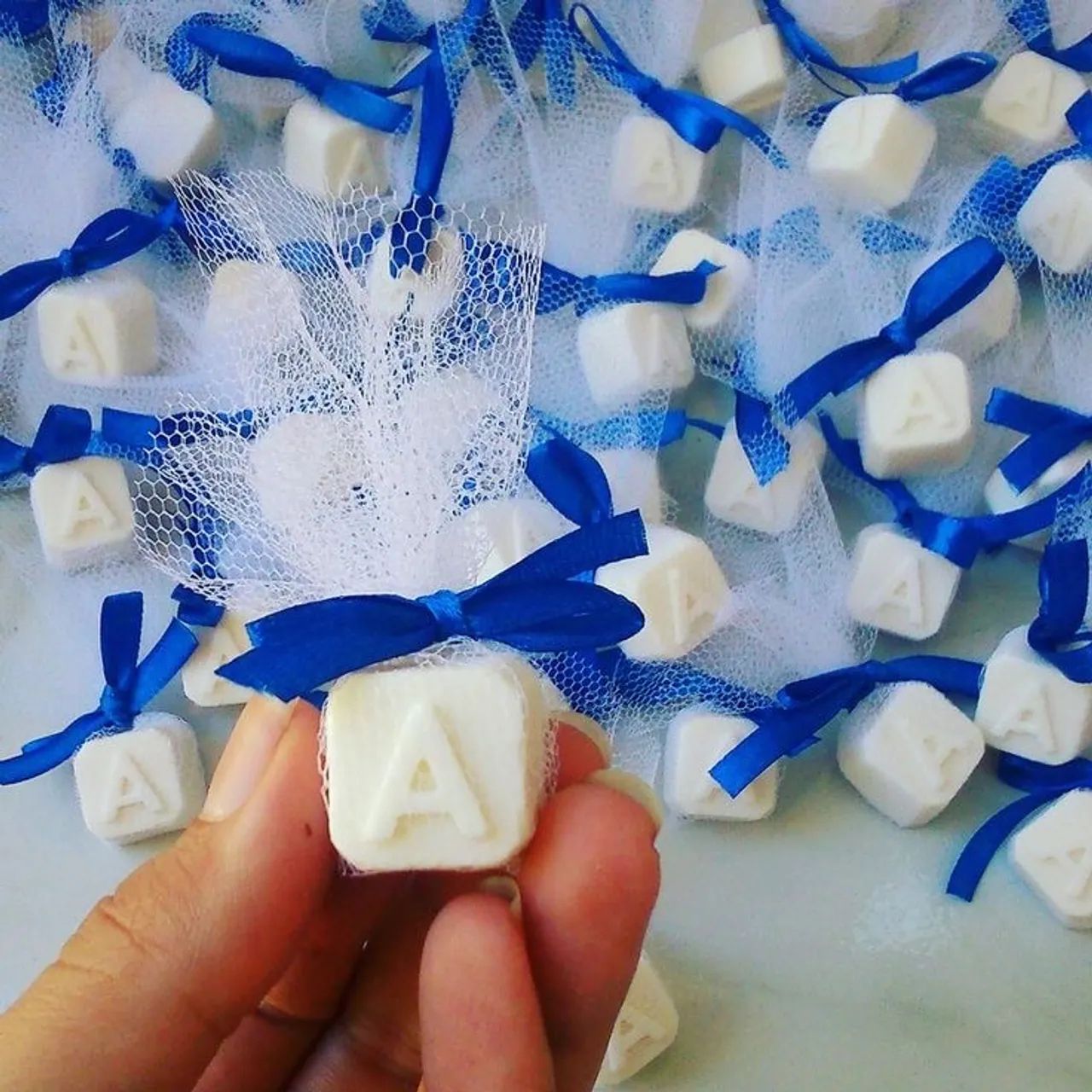 Lembrancinha maternidade datas comemorativas velas perfumadas com tag e tule - Foto 2