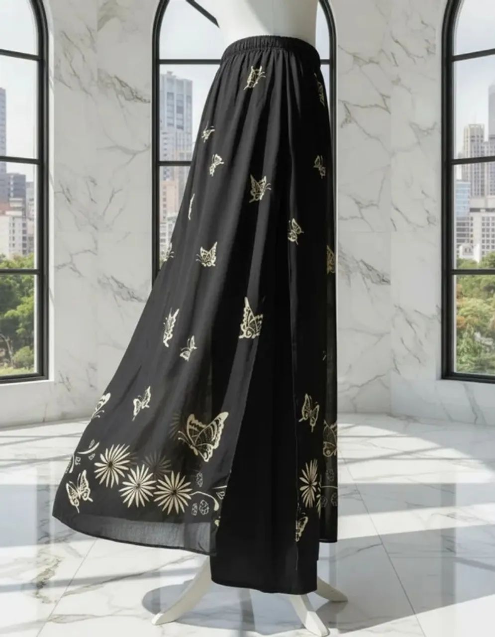 Calça preta com sobressaia longa e estampa em cor creme - crepe de seda - marca Composé - Foto 5