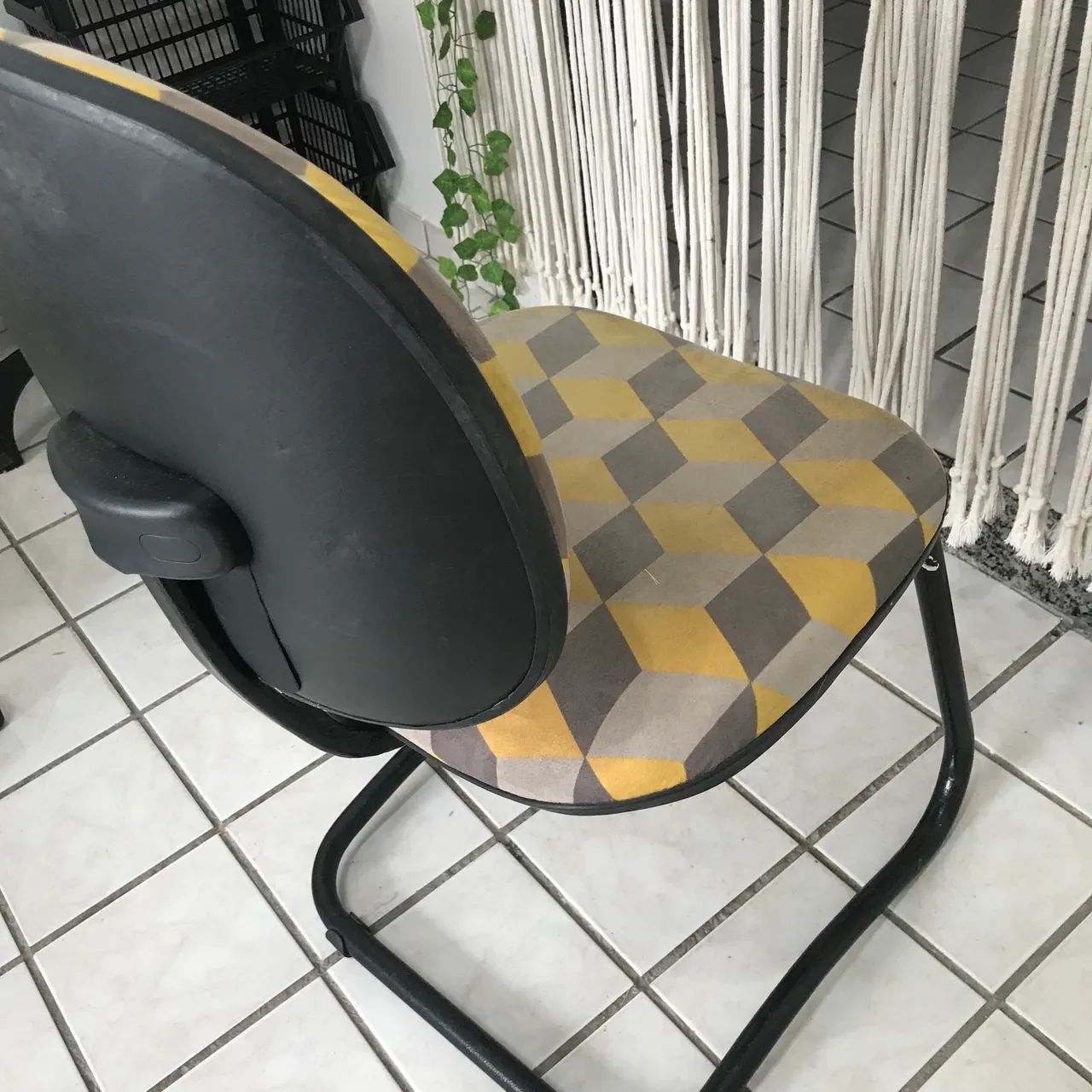 Cadeira fixa sem braços na lateral 