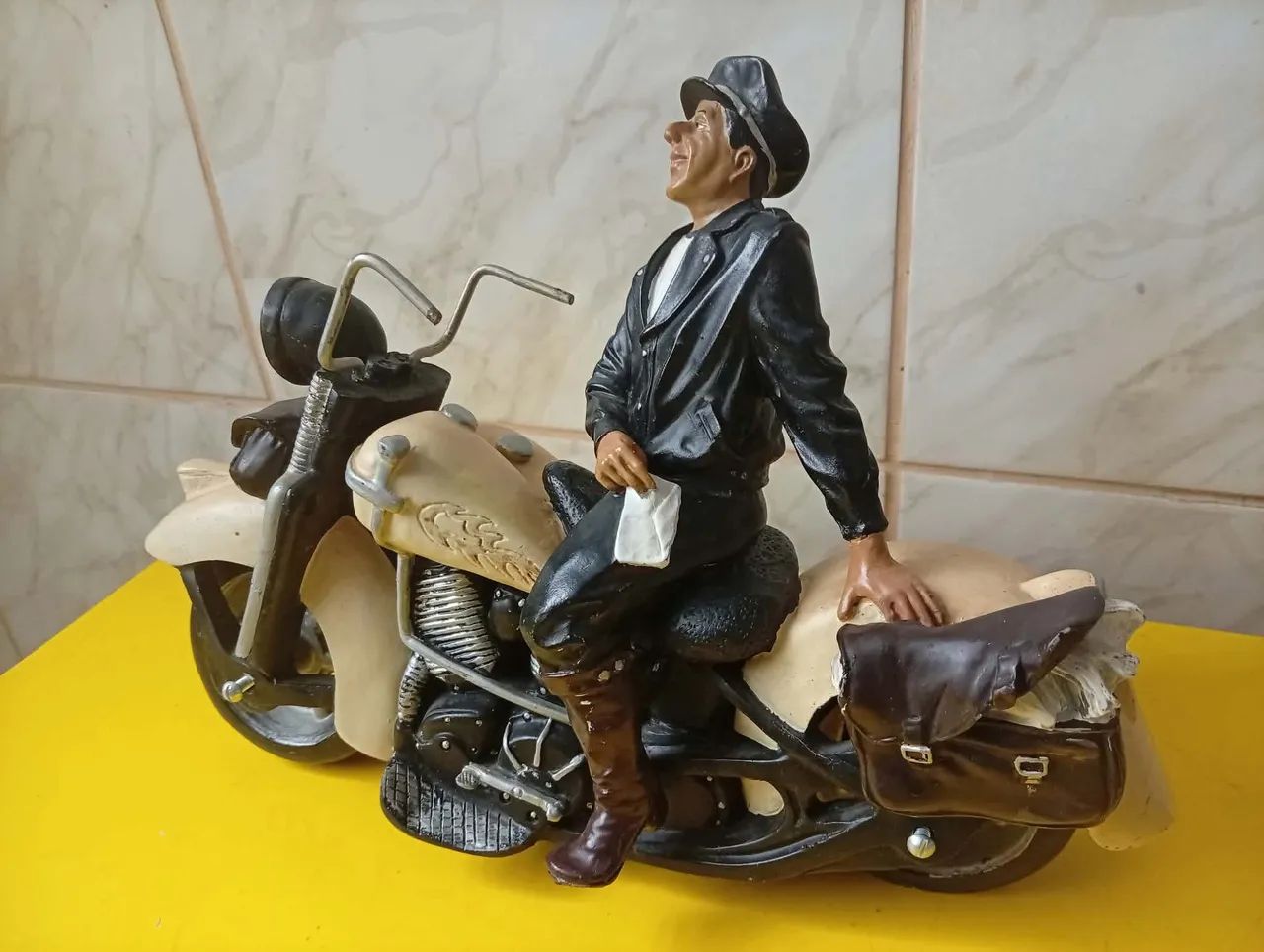Escultura de motociclista - Foto 2