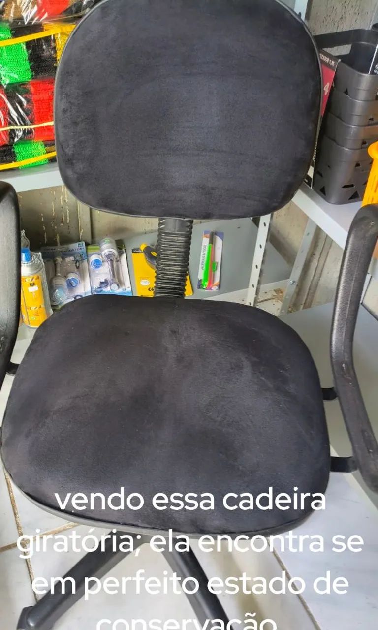 Vitrine e cadeira giratória.