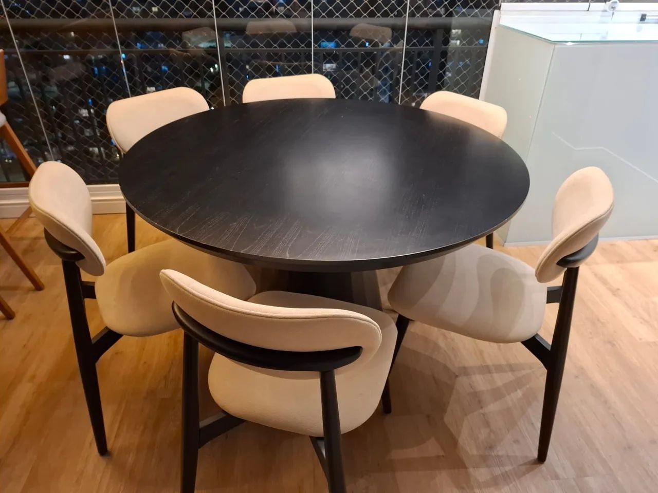 Conjunto Mesa com 6 cadeiras e mais 3 banquetas - Foto 2