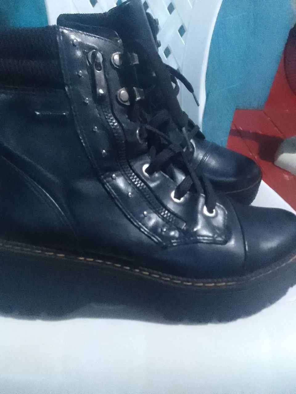 VENDO UMA BOTA