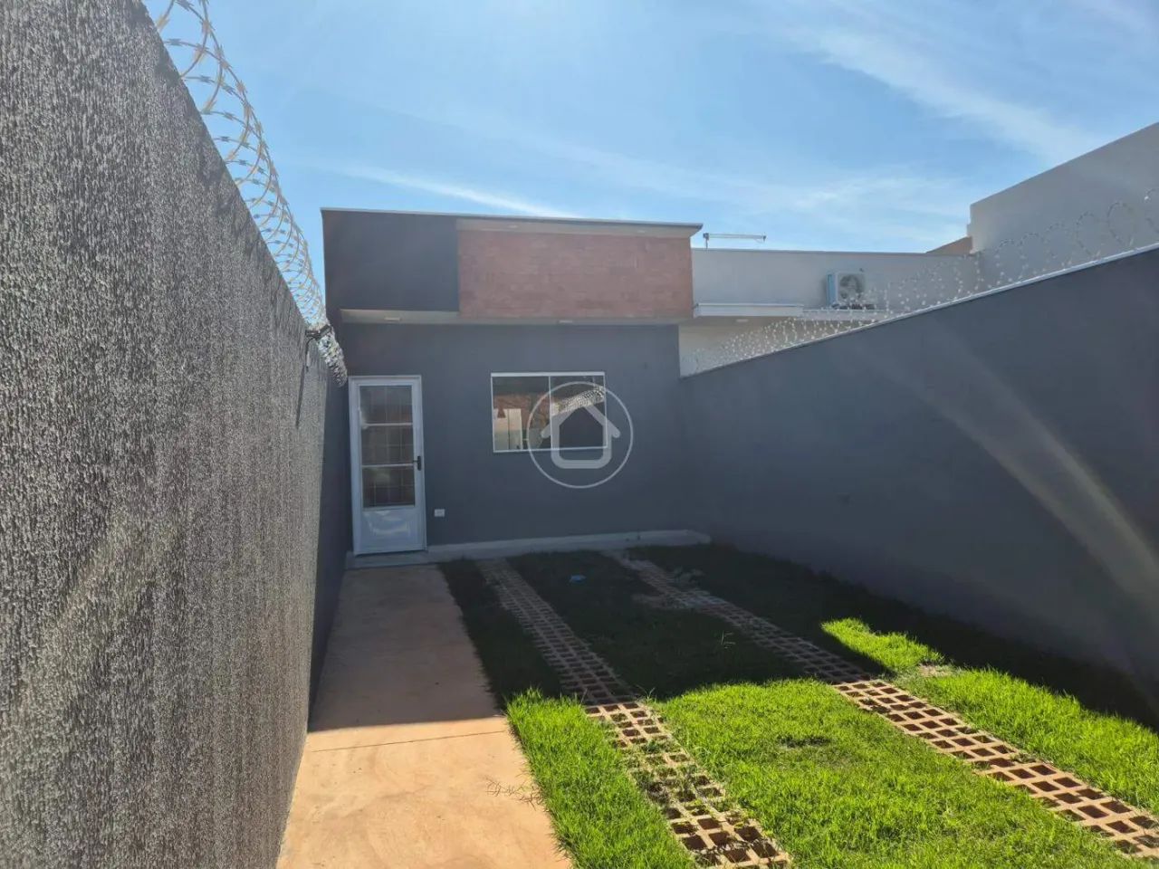 CASA COM 2 DORMITORIOS SENDO UMA SUITE