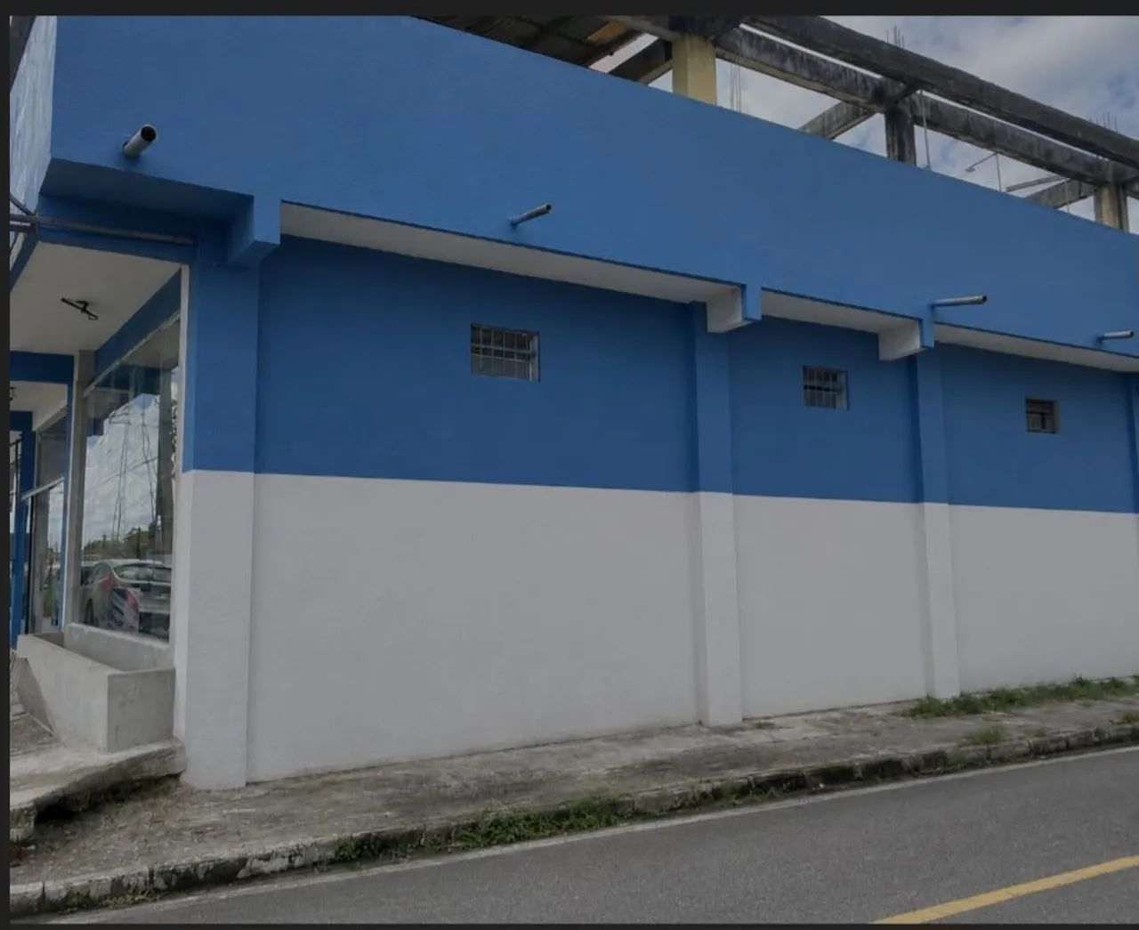 Prédio com loja e Área construída  para apartamento e estrutura para construir . - Foto 2