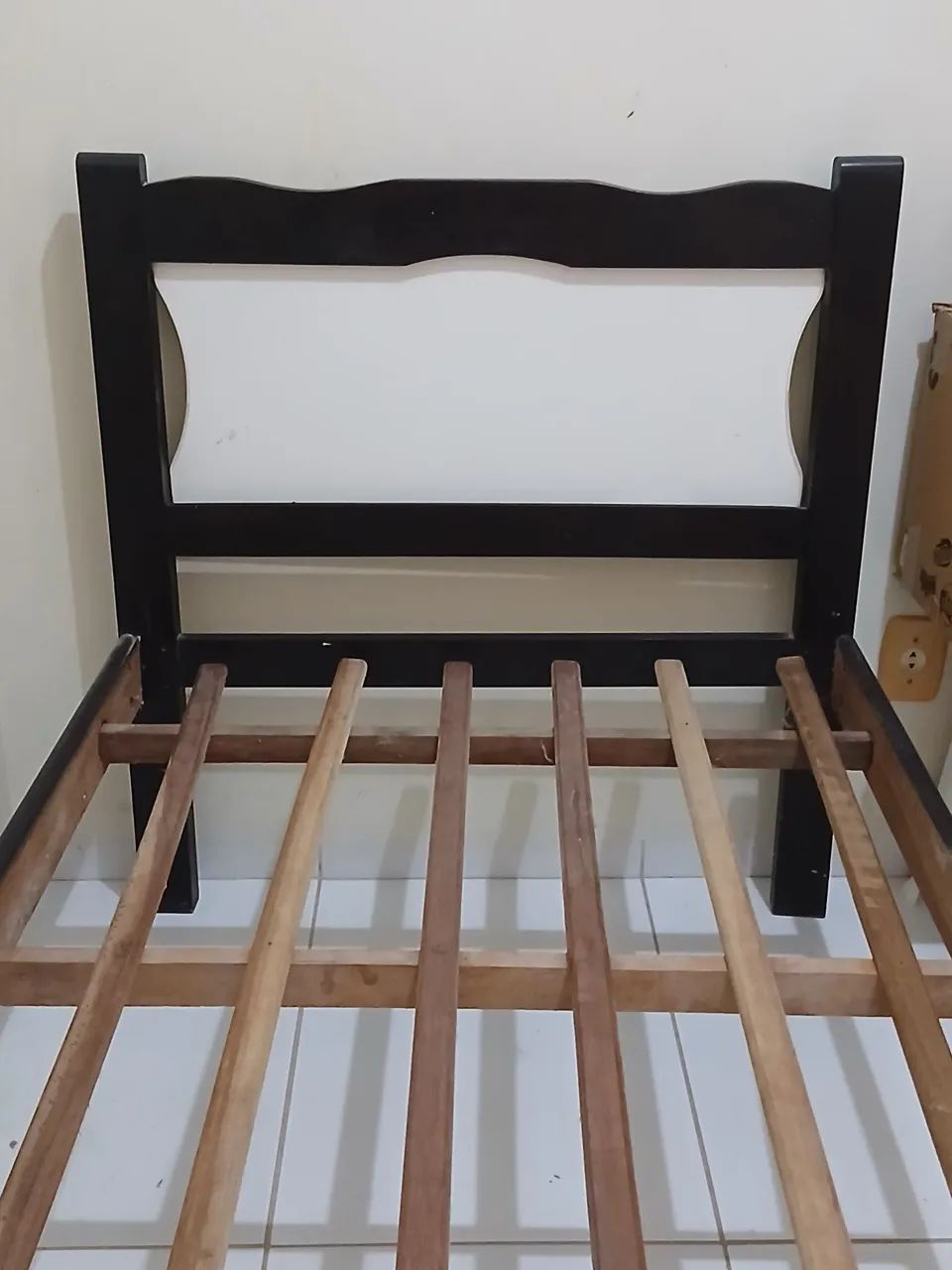 Cama de solteiro de madeira 