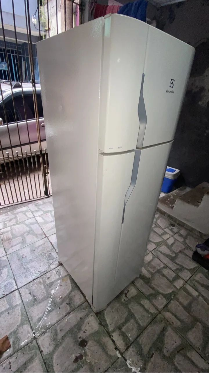 Vendo geladeira de duas porta valor 850 chama no Zap *
