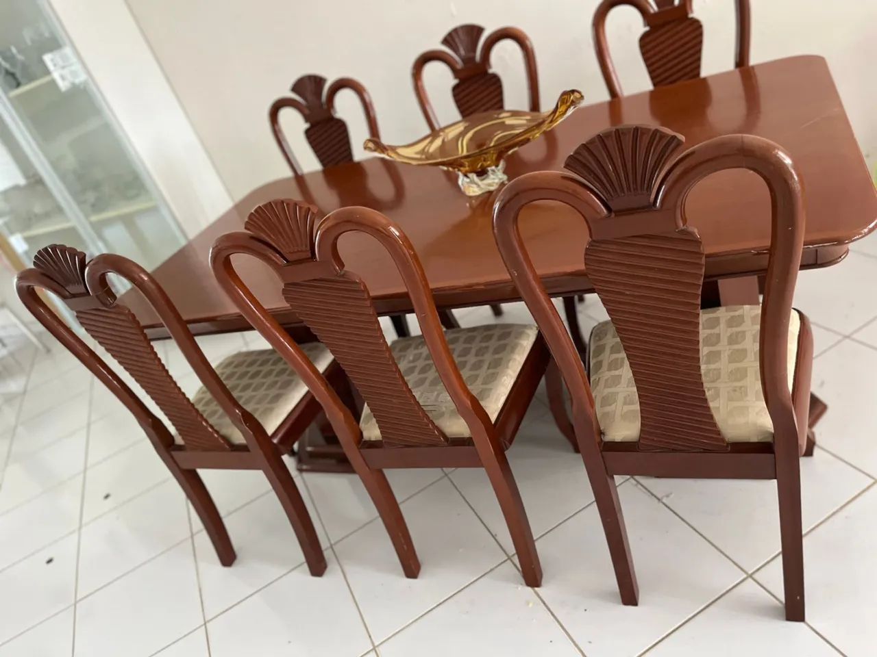 Mesa de madeira com 6 cadeiras 