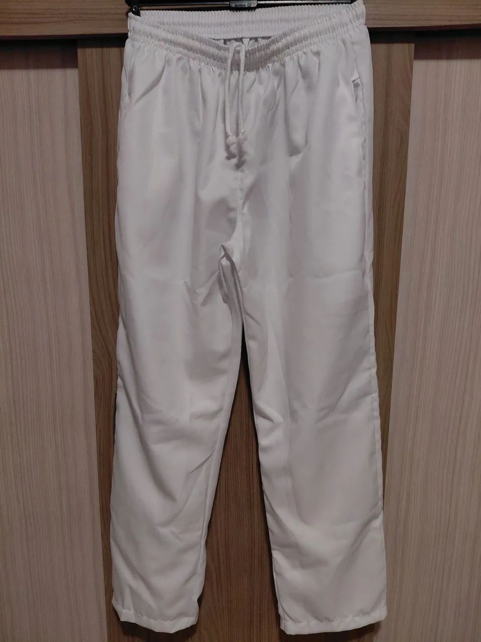 Calça e camiseta branca 