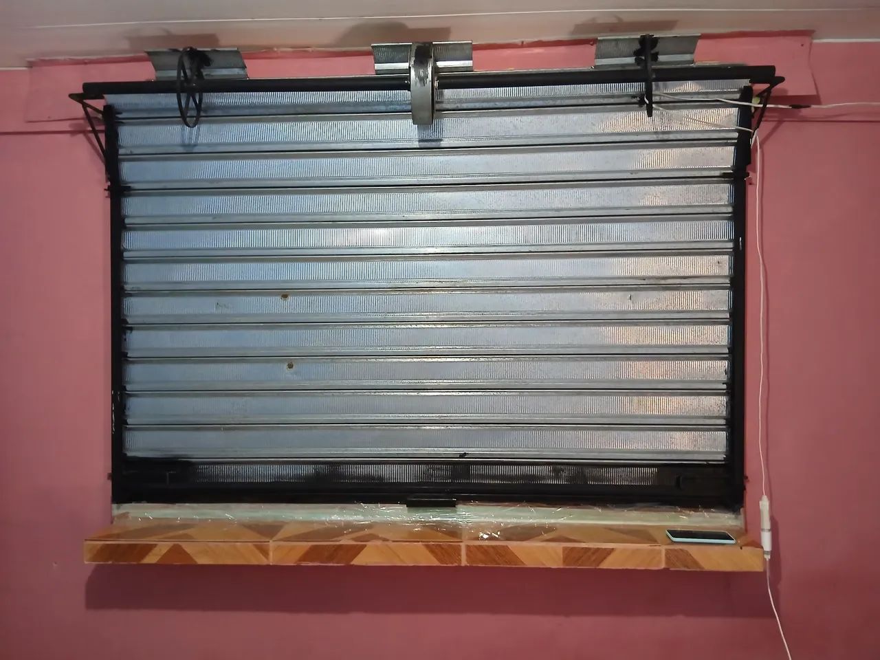 Vendo essa janela de enrolar Completa com Grade med:1×77 de largura e 1×24 de Altura.  - Foto 6