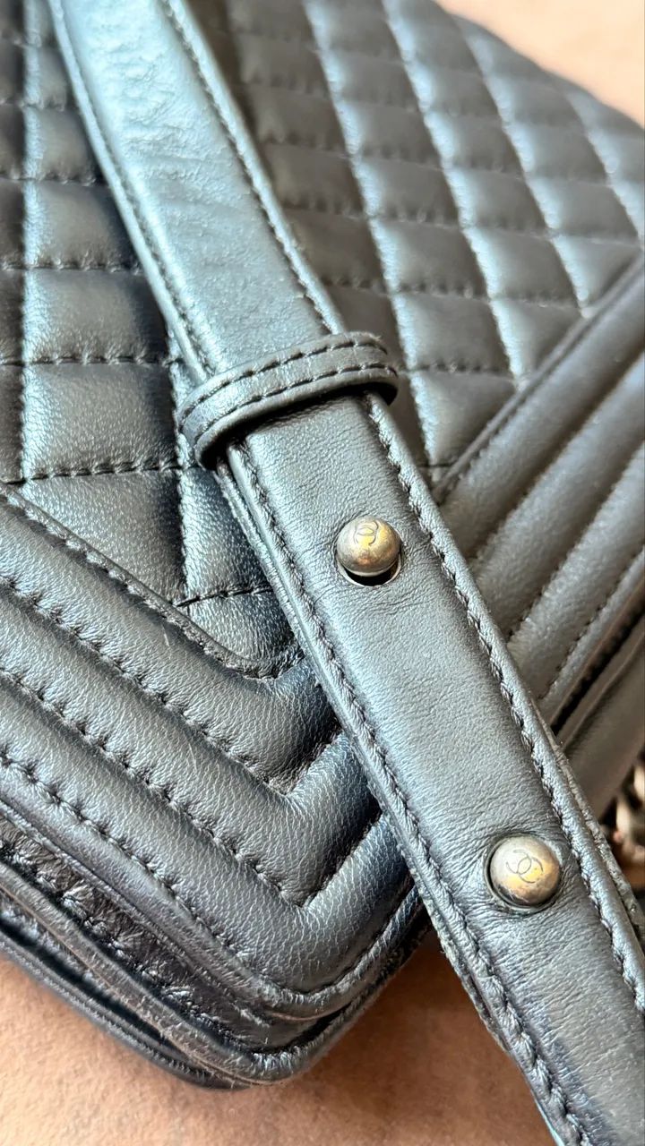 Bolsa Chanel Boy Preta - Foto 4