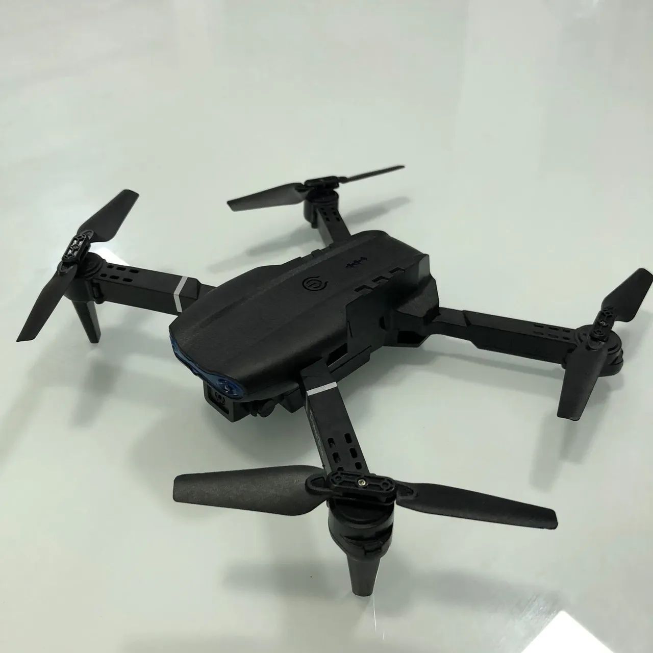 Mini drone E88 faz manobras  - Foto 2