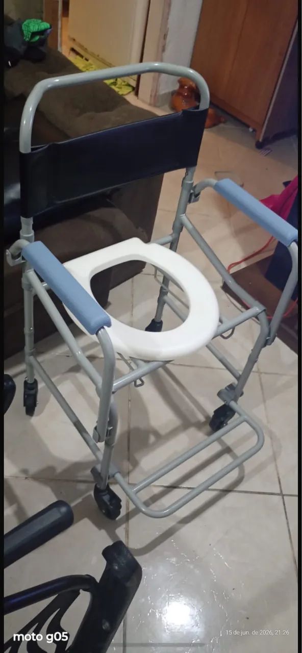 Cadeira de rodas + cadeira de banho  - Foto 2