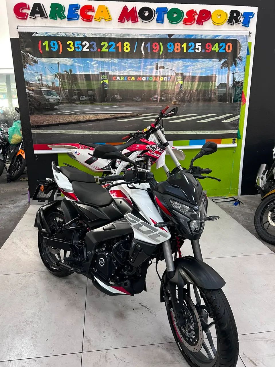 BAJAJ DOMINAR 200