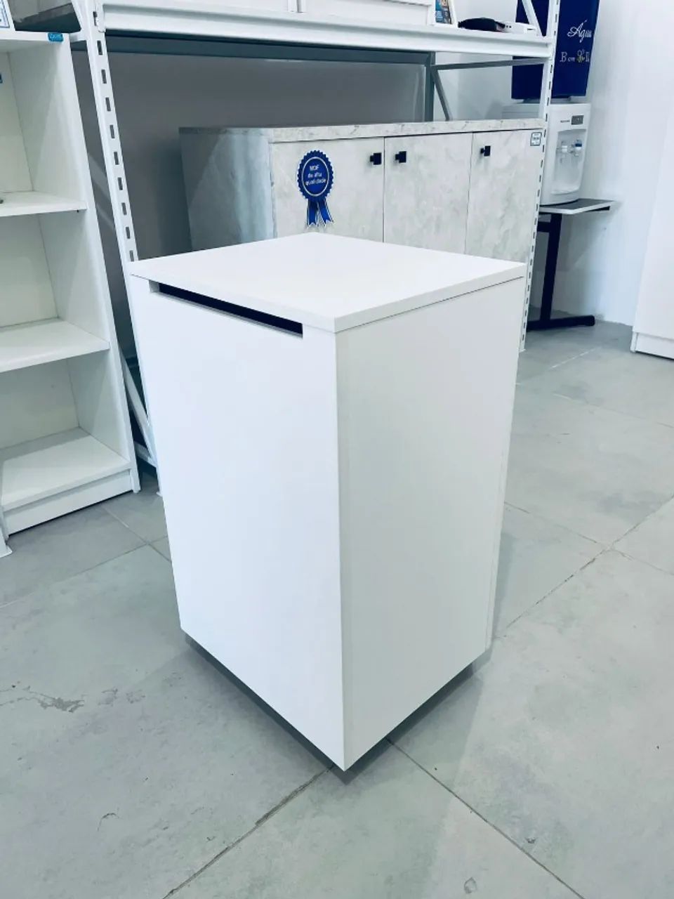 Cesto de roupa em MDF branco.