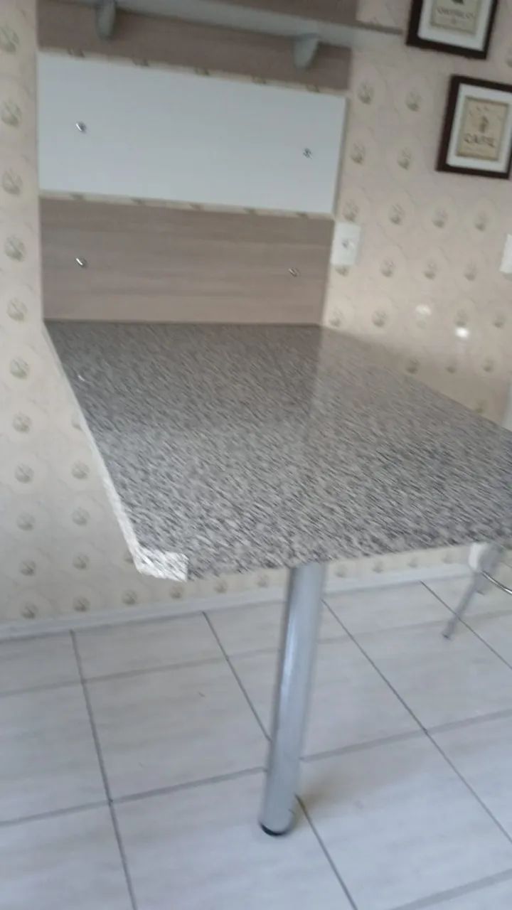 Conjunto Mesa com painel e banquetas - Foto 5