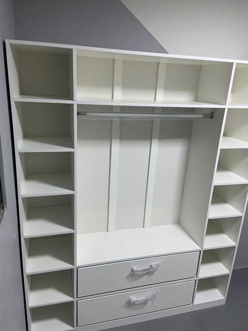 Guarda-Roupa Modular Branco com Gavetas e Prateleiras - Organização e Estilo