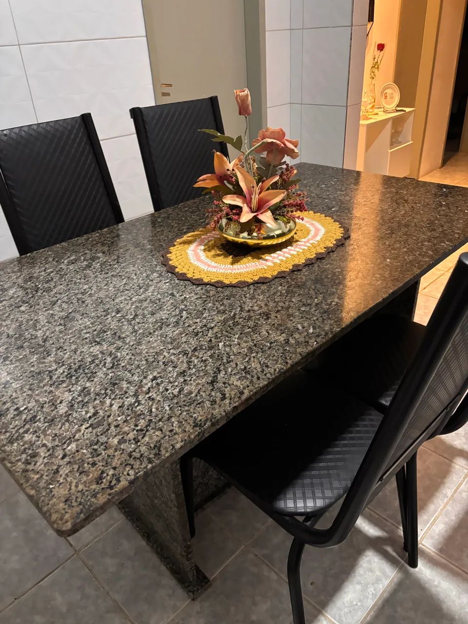 Vende- se mesa de mármore com 6 cadeiras 