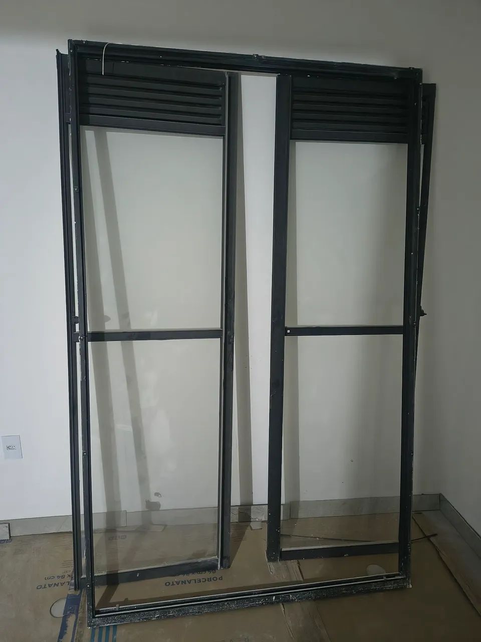 Porta abre e fecha