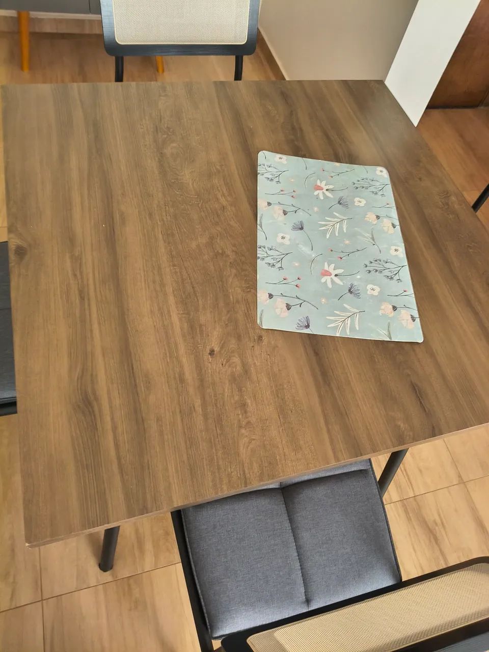 Mesa de jantar quadrada com 4 cadeiras - Foto 2