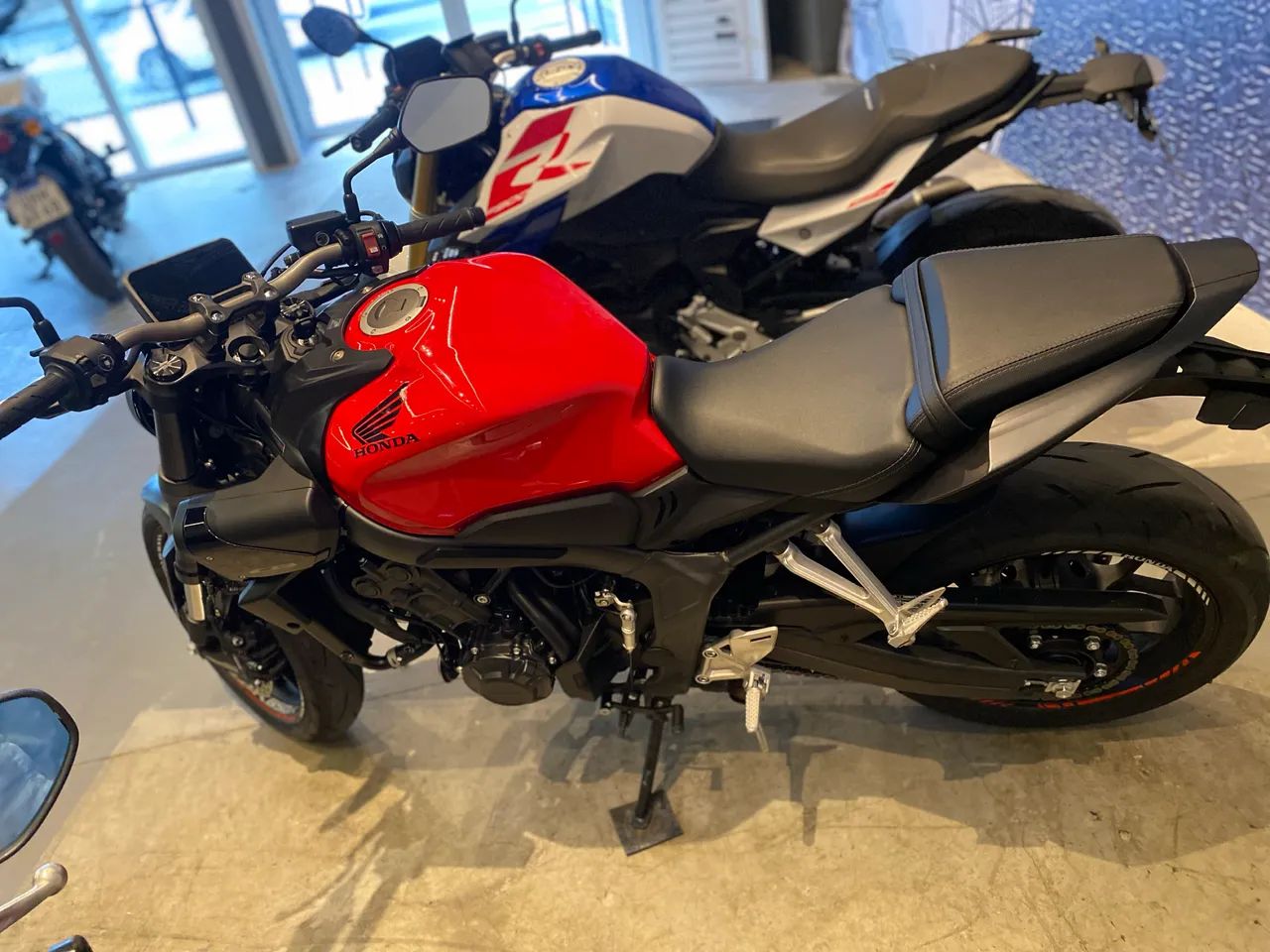 CB 650 R 2027 - Foto 2