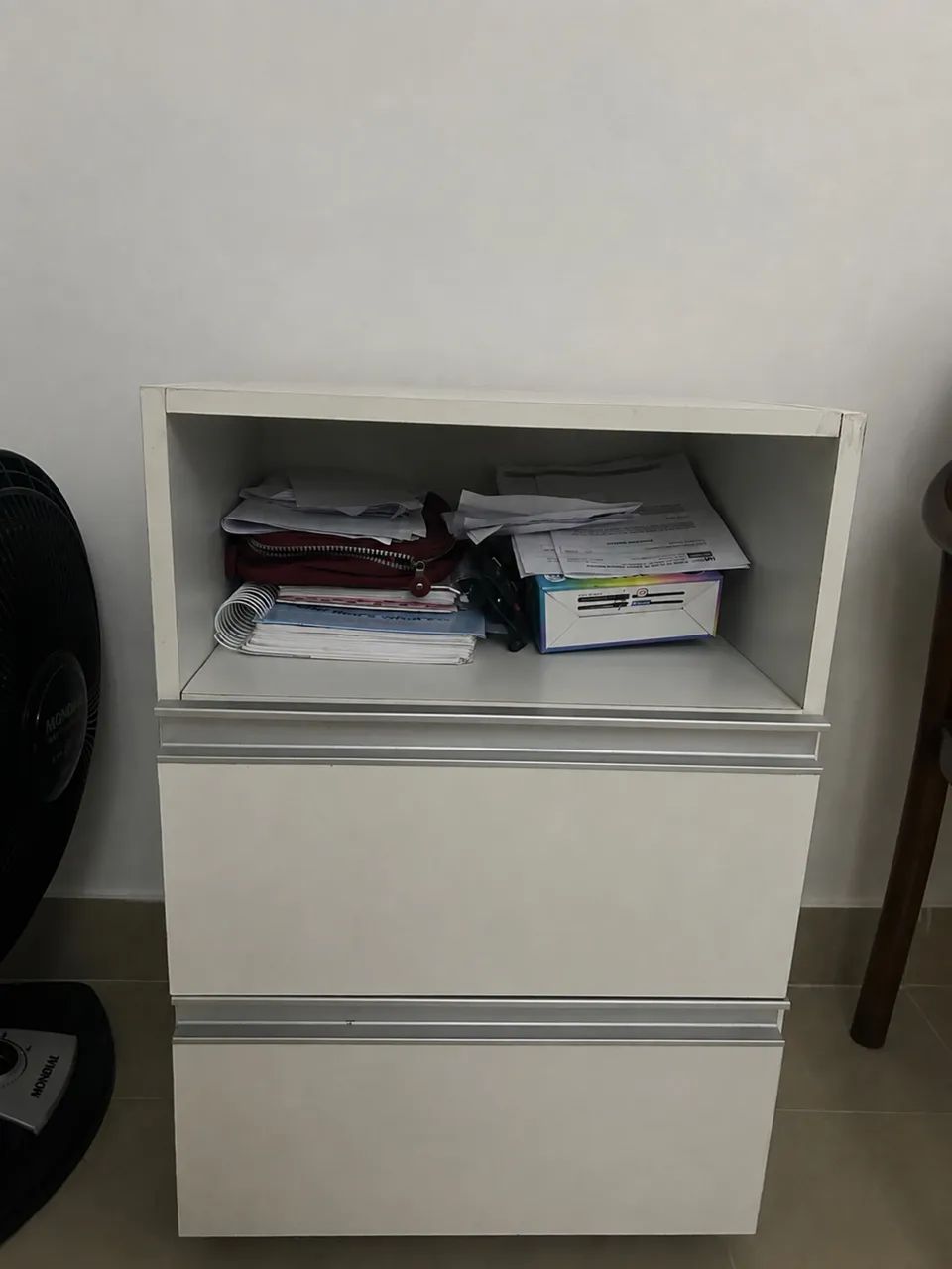 Escrivaninha pequena com gaveta