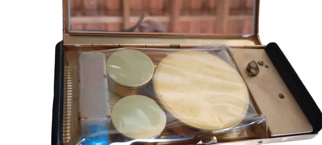 caixinha de maquiagem musical anos 40 - Foto 2