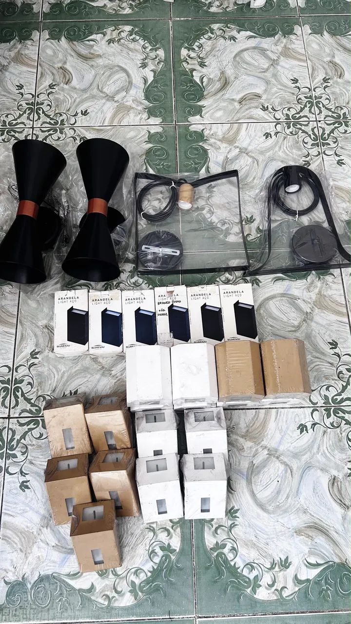 Lote de luminárias e arandelas 