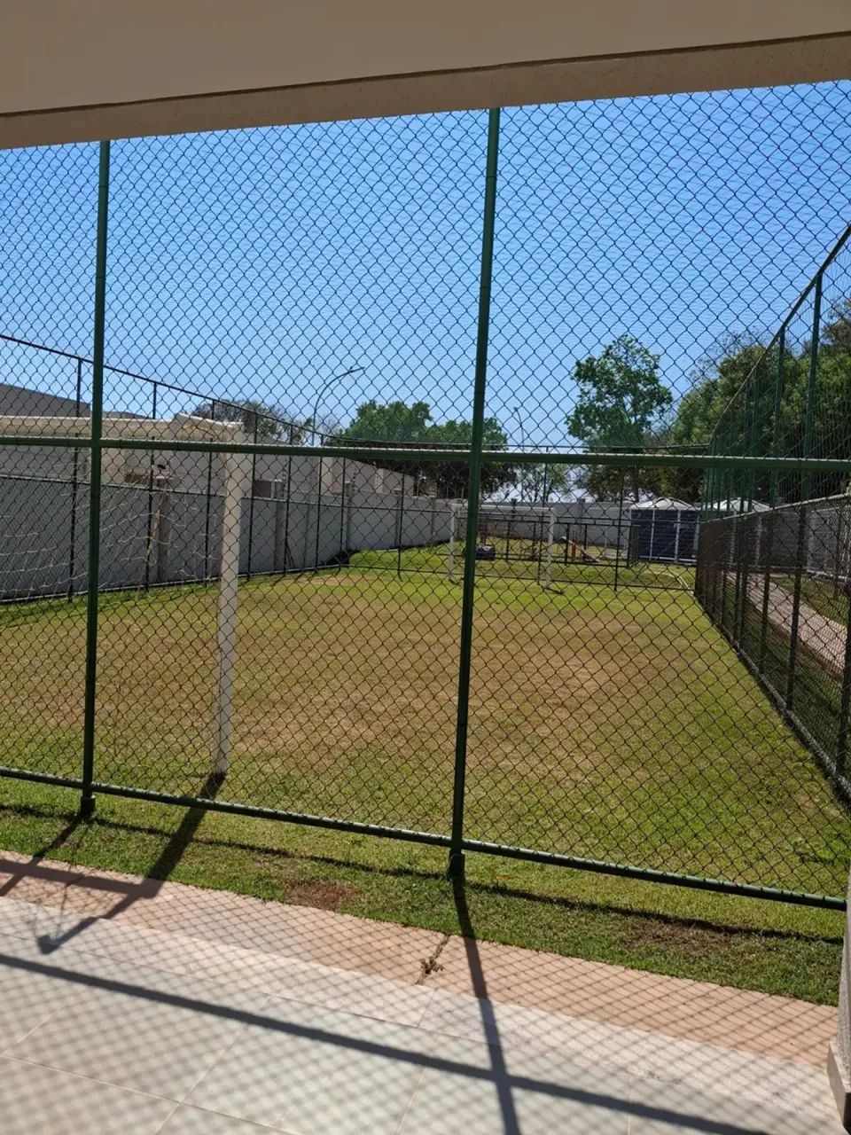 Alugo Casa em Condominio Próximo Av das Torres - Foto 2