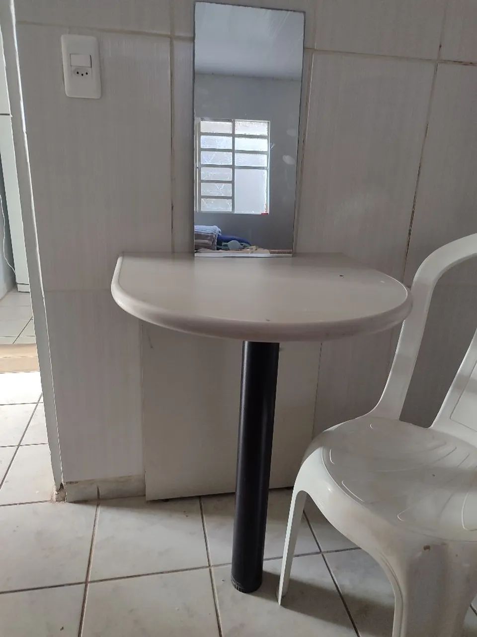 Small corner table64962185348993120