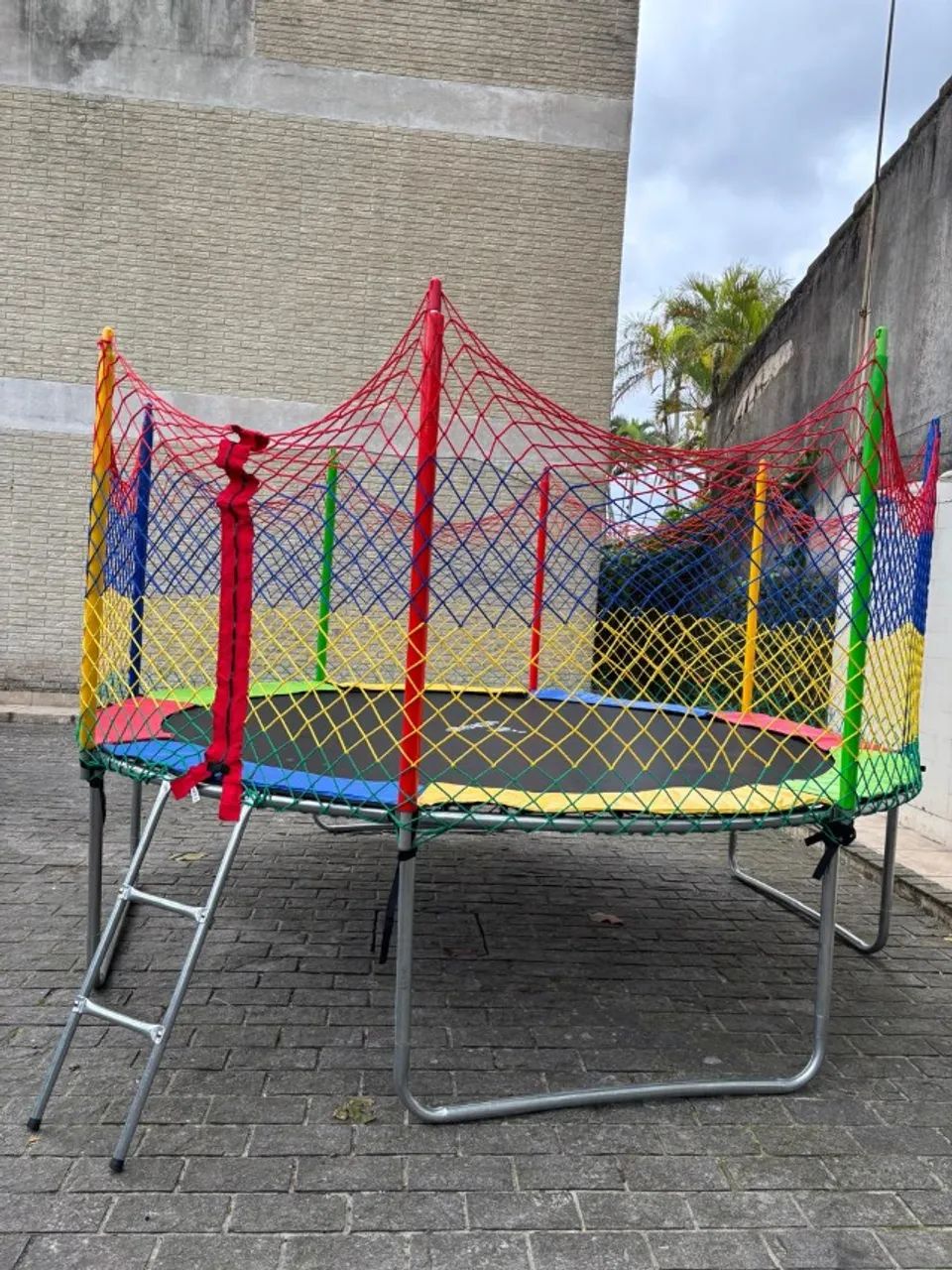 Locação de brinquedos pula pula e piscina de bolinhas