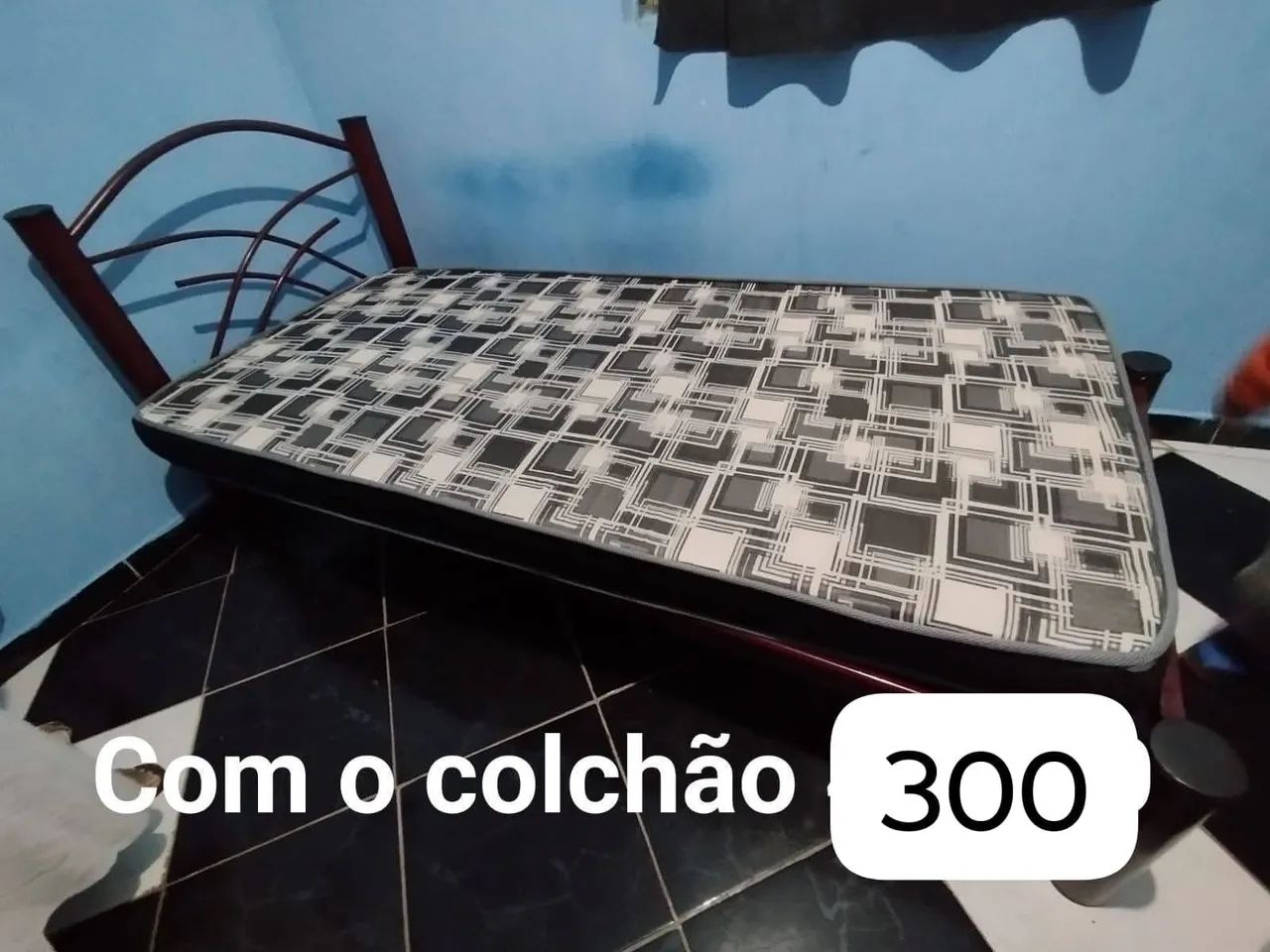 Cama semi nova com colchão 