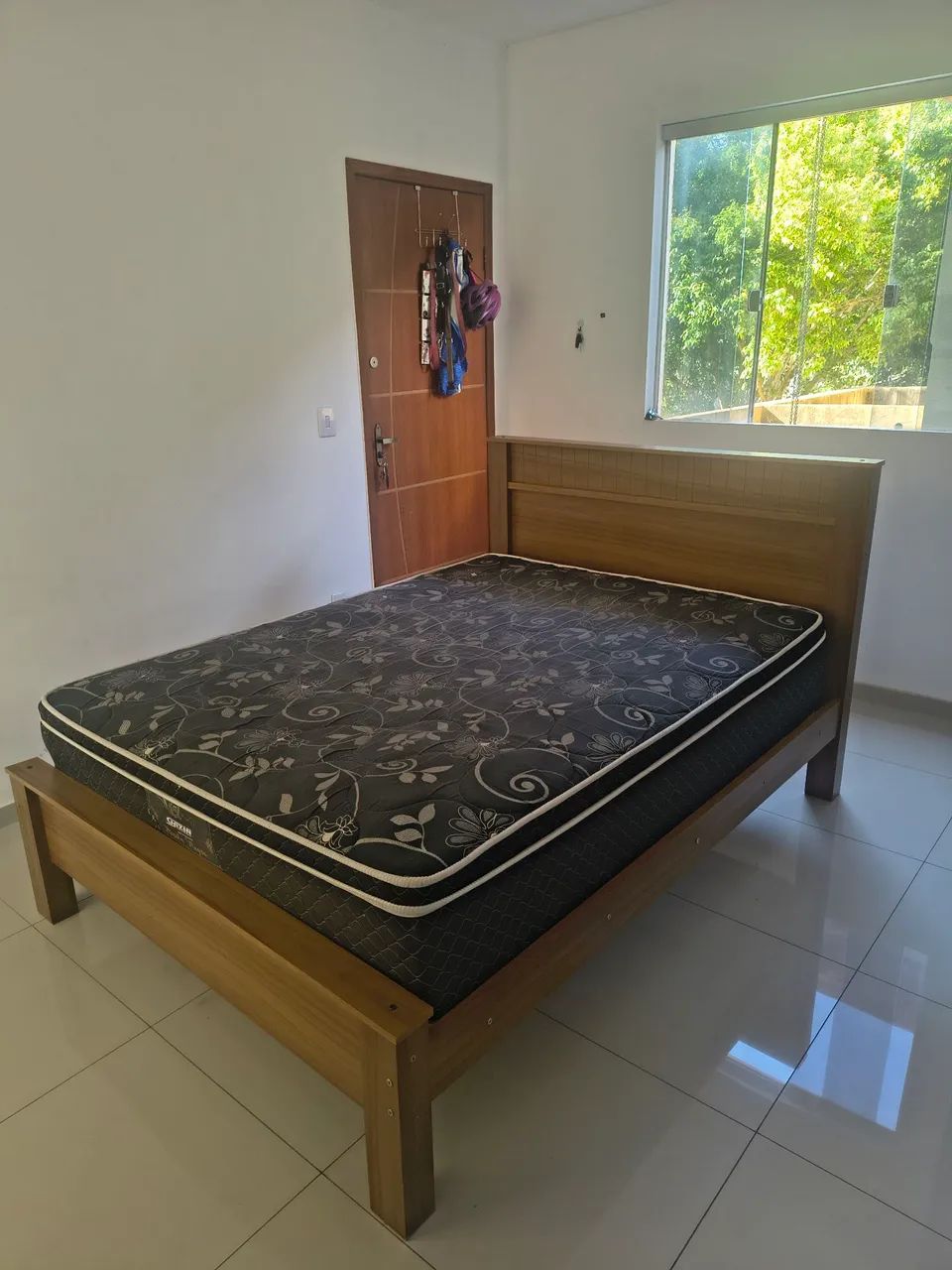 Cama de casal de madeira 