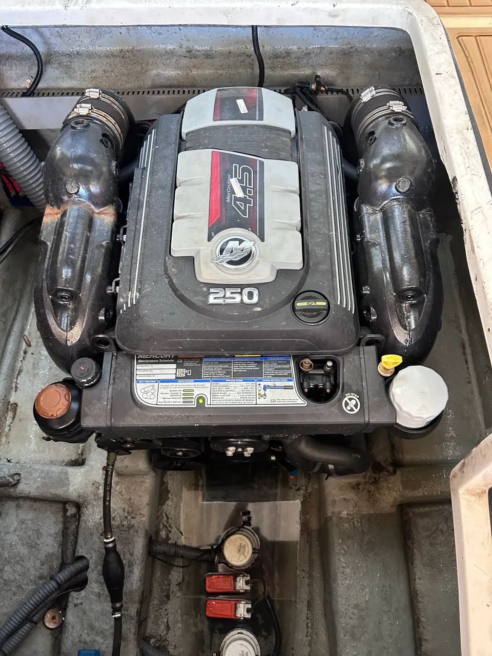 Lancha RM 270 10+1 Cabinada com banheiro  - Foto 8