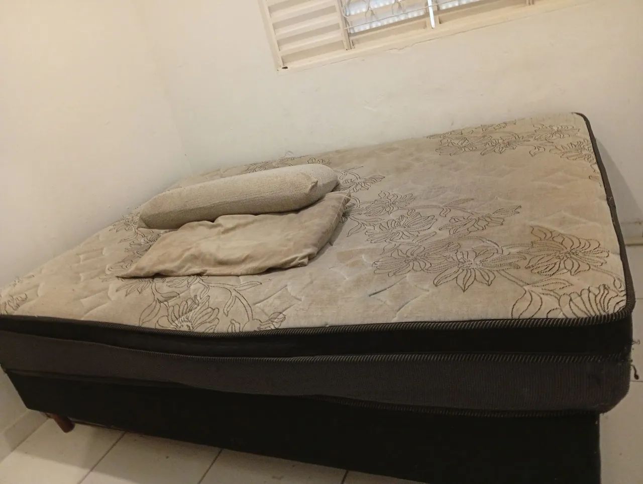 Estou doando cama e guarda roupa 