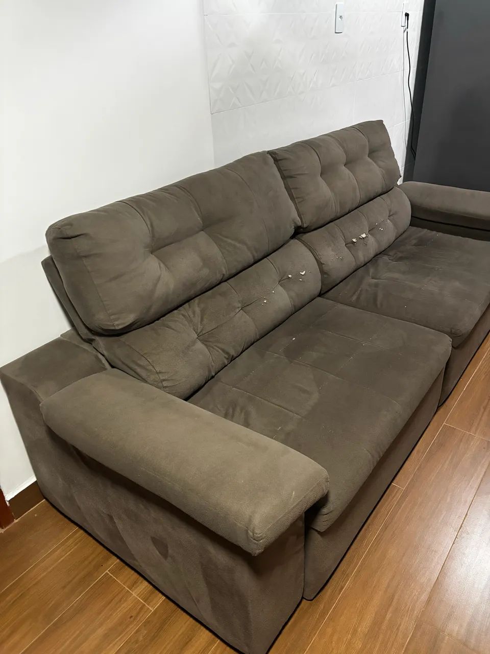 Sofá Retrátil e Reclinável Super Confortável - Tecido Suede Marrom/Cinza - Foto 2