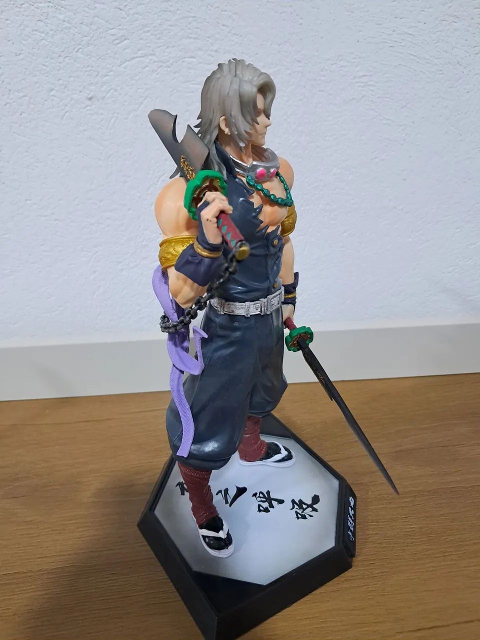 Action Figure Demon Slayer - Tengen Uzui 30cm - Foto 5