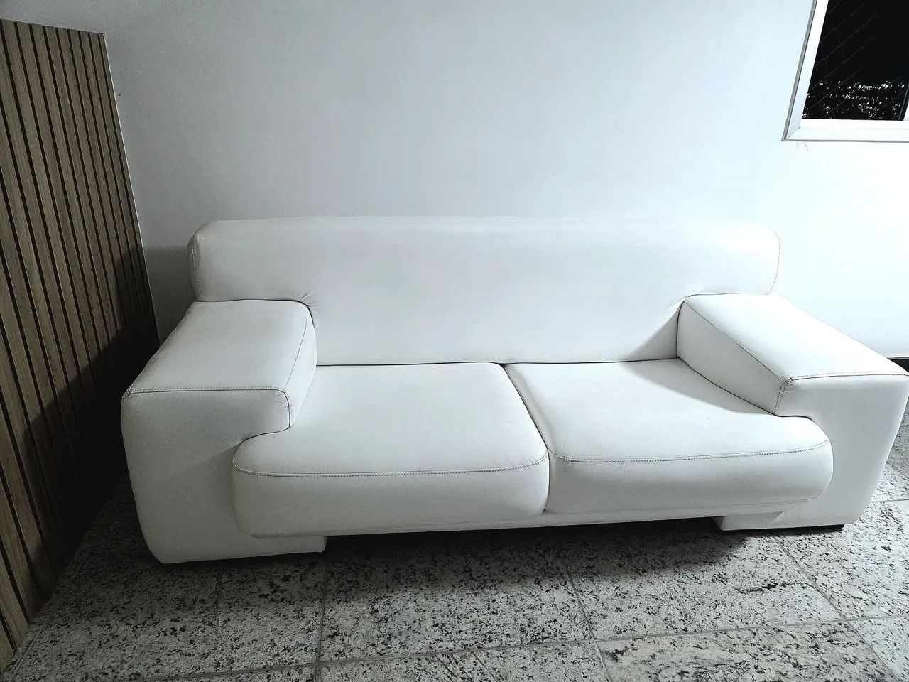 Lindo sofá branco de couro muito conservado - Foto 2