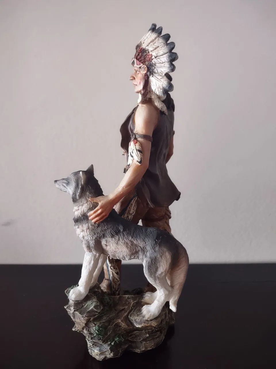 Estátua de Índio guerreiro Apache com lobo - Foto 3