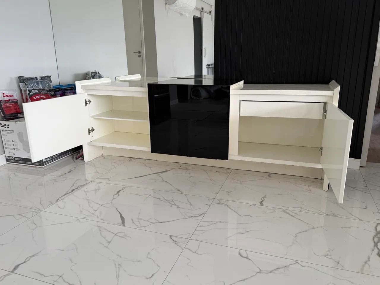Móvel Buffet em laca branca e vidro preto - Foto 5